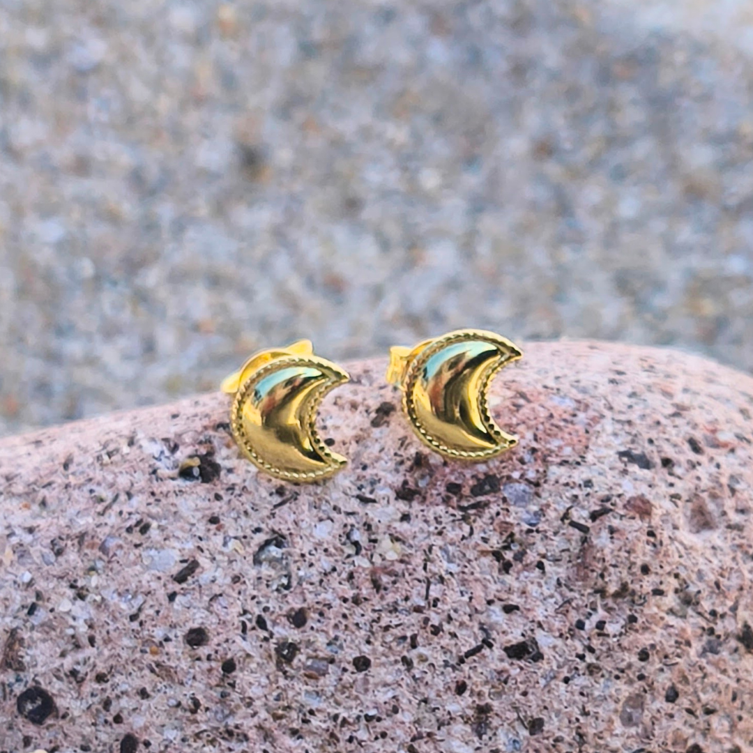 Aros de luna menguante bañados en oro 24k – Magia y renovación en tu estilo