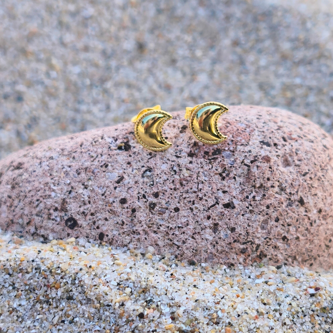 Aros de luna menguante bañados en oro 24k – Magia y renovación en tu estilo