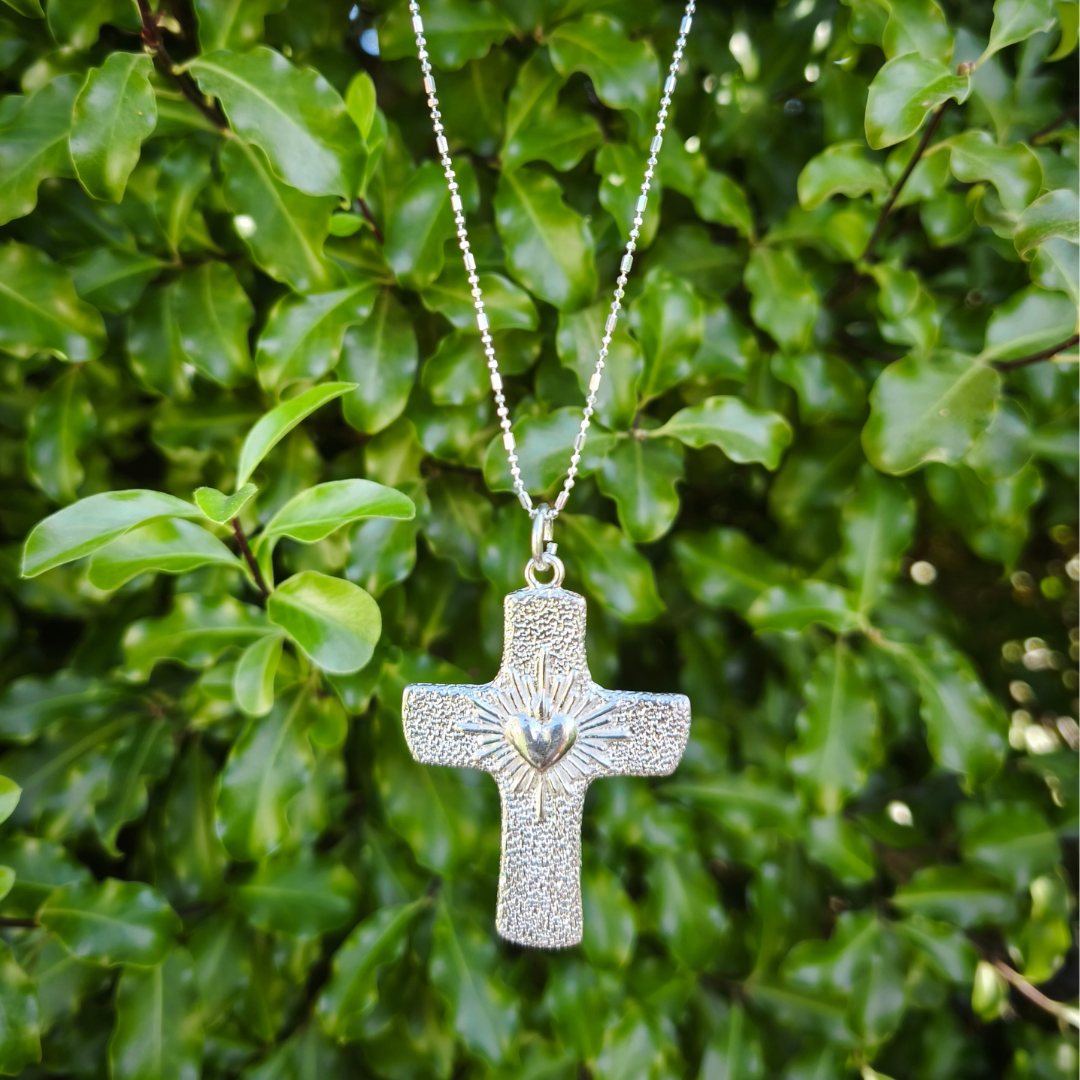 Cruz de protección con corazón detente