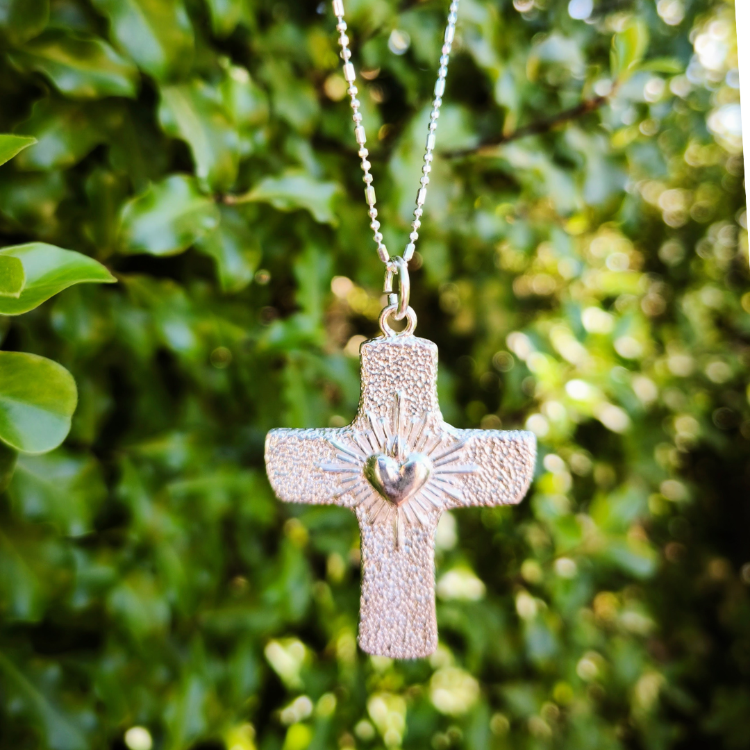 Cruz de protección con corazón detente