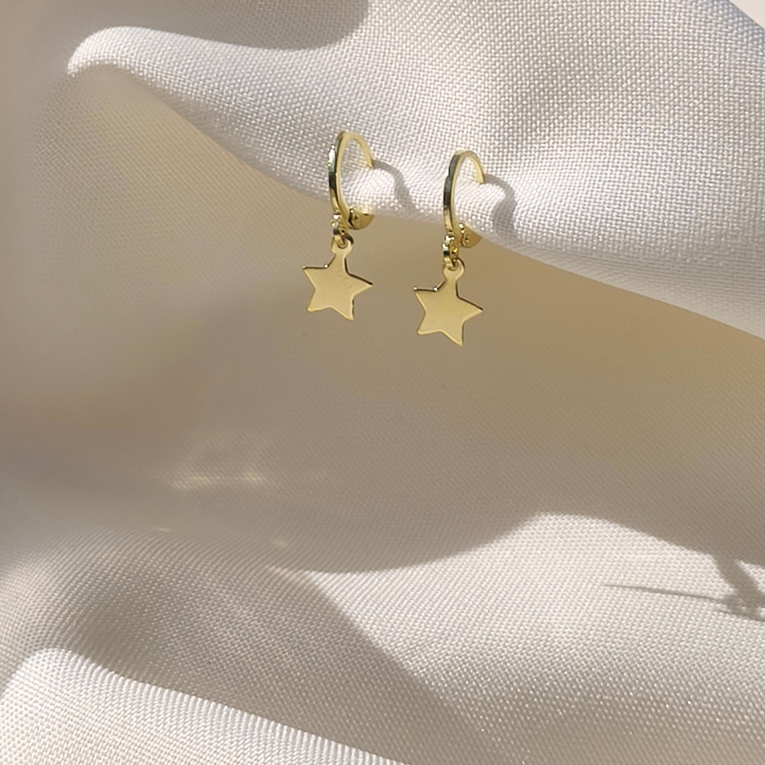 Argollas con dije estrella baño en oro