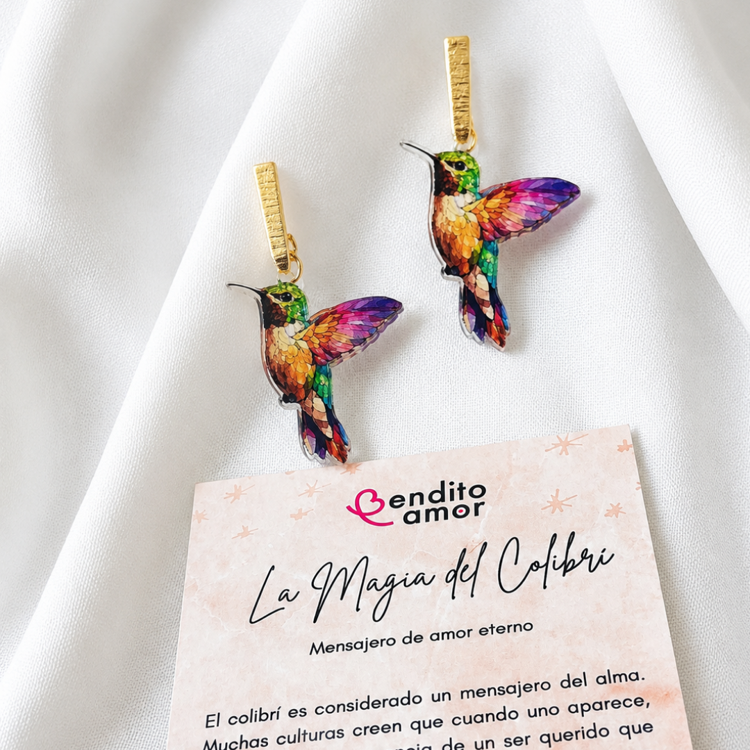 Aros de Colibrí Bañados en Oro – livianos, hipoalergénicos y llenos de color