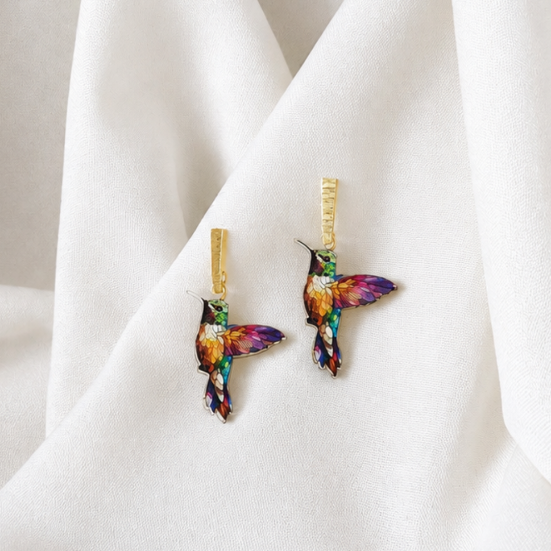 Aros de Colibrí Bañados en Oro – livianos, hipoalergénicos y llenos de color