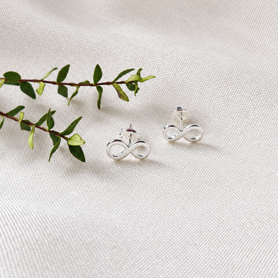 Aros Mini de Infinito en Plata 925 – símbolo de amor eterno y conexión para el día a día