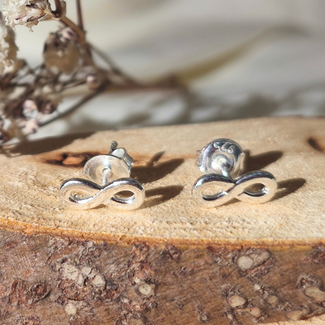 Aros Mini de Infinito en Plata 925 – símbolo de amor eterno y conexión para el día a día