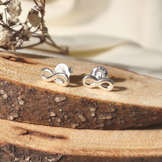 Aros Mini de Infinito en Plata 925 – símbolo de amor eterno y conexión para el día a día