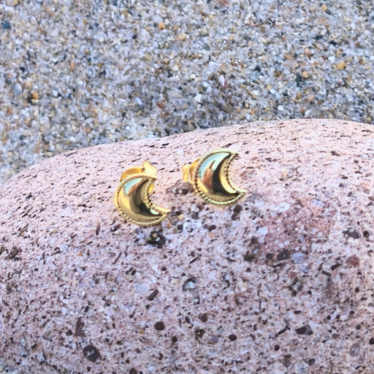 Aros de luna menguante bañados en oro 24k – Magia y renovación en tu estilo
