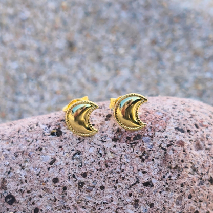 Aros de luna menguante bañados en oro 24k – Magia y renovación en tu estilo