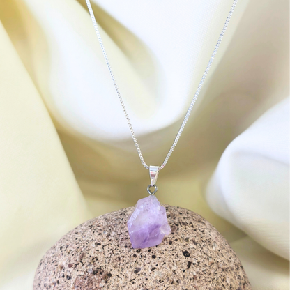 Collar de Amatista en Bruto Original – protección, calma y conexión espiritual para quien la necesita