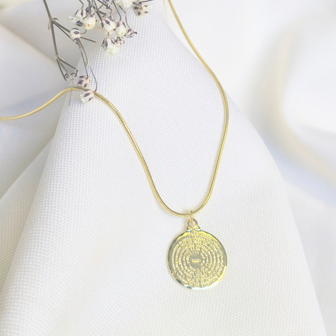 Collar Bañado en Oro con Medallón del Padre Nuestro – Fe, Protección y Luz