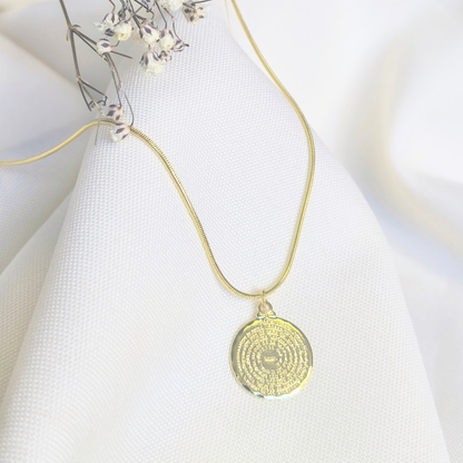 Collar Bañado en Oro con Medallón del Padre Nuestro – Fe, Protección y Luz