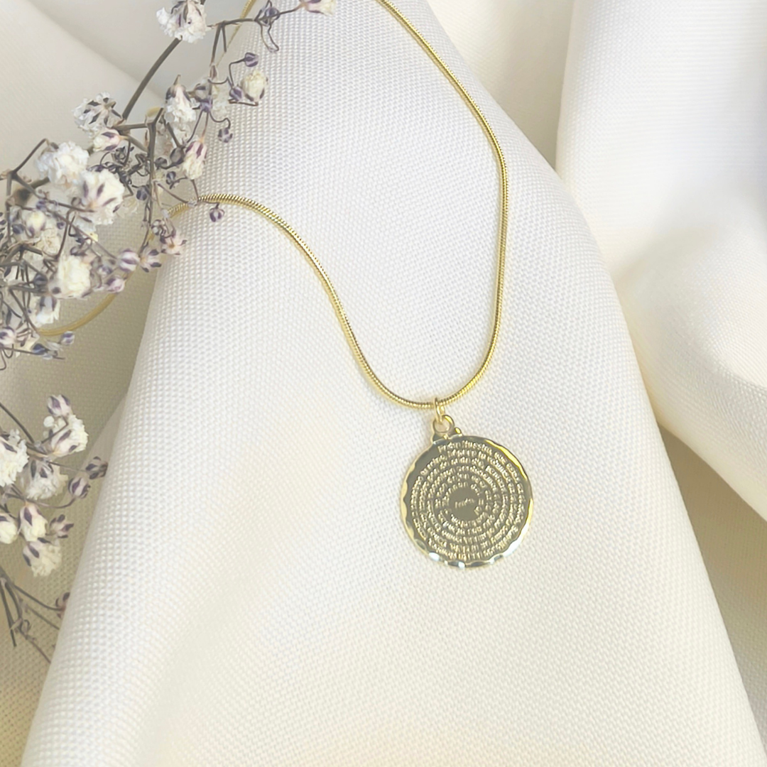 Collar Bañado en Oro con Medallón del Padre Nuestro – Fe, Protección y Luz