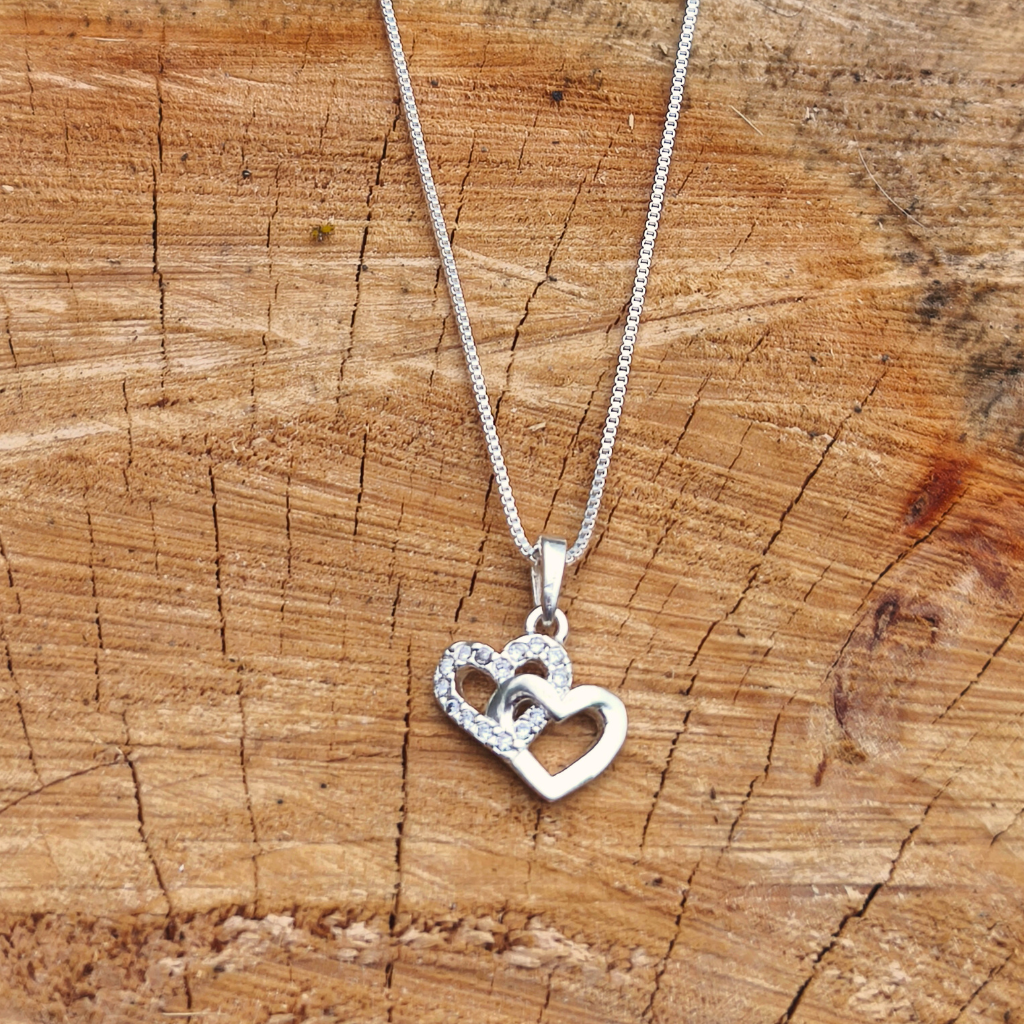Collar de Plata 925 con Dije de Dos Corazones Entrelazados – el regalo para dos que no se sueltan