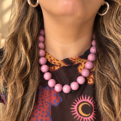 Collar Chicle Rosa – cuentas acrílicas de 20 mm que le cambian la cara a cualquier outfit