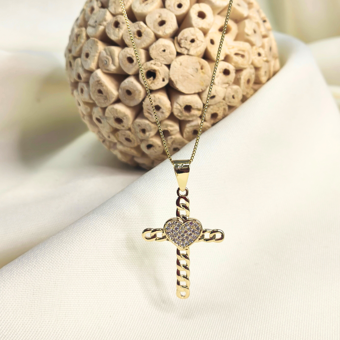 Cadena cruz con corazón de circones transparentes