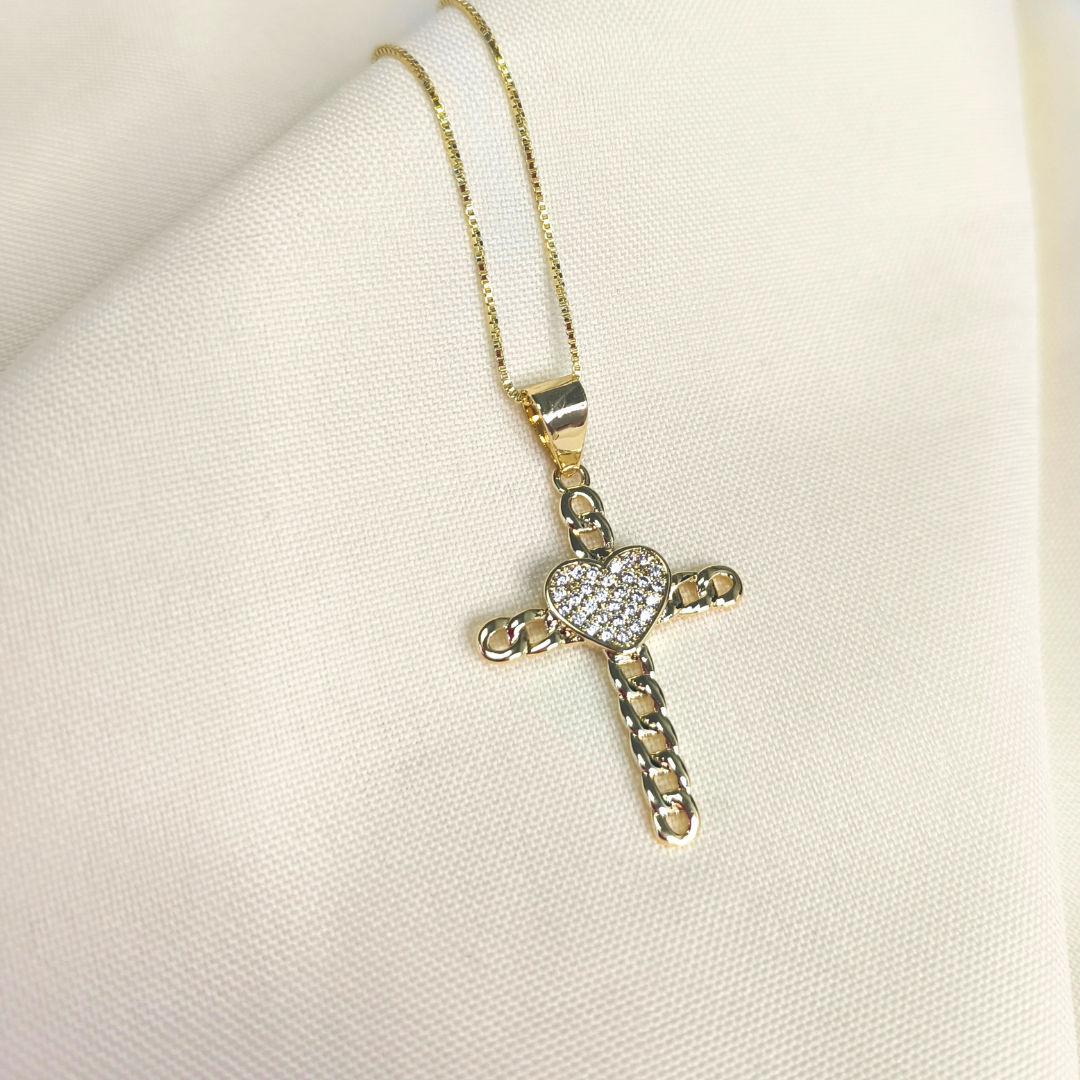 Cadena cruz con corazón de circones transparentes
