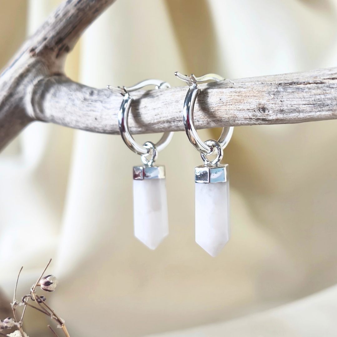 Argollas de plata con cuarzo blanco – claridad mental y energía pura para el día a día