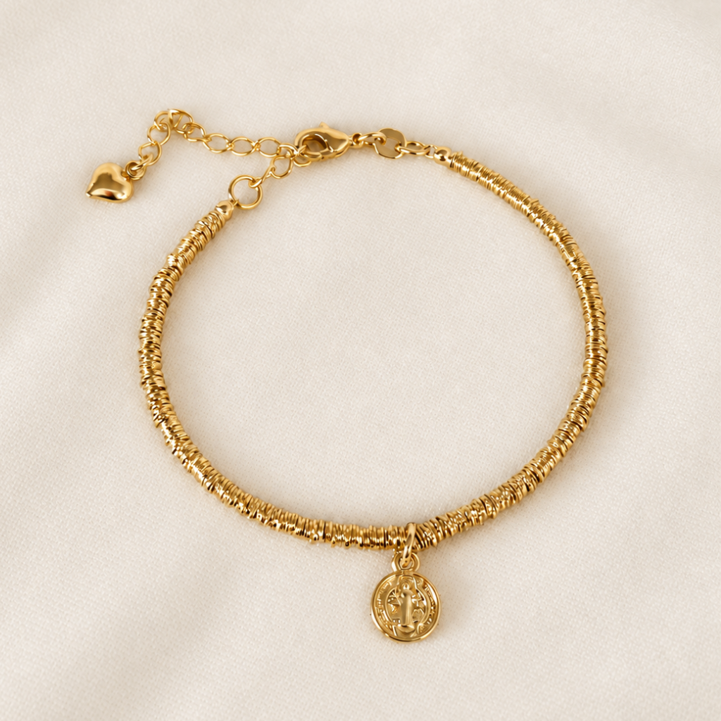Pulsera de Mostacillas Bañadas en Oro 18k con Medalla de San Benito – 17 cm con extensión