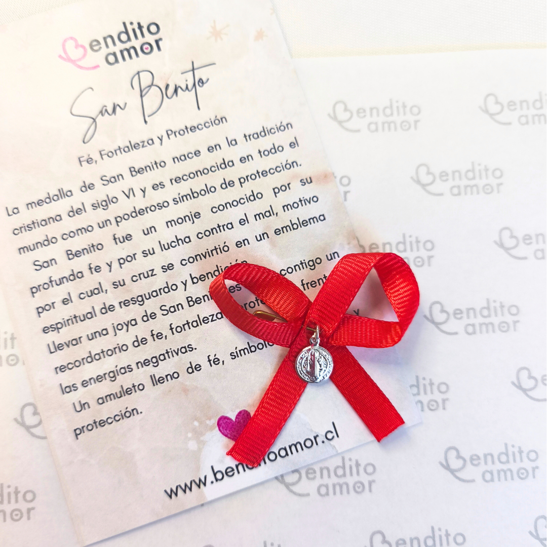 Prendedor San Benito Cinta Roja – Protección desde el primer día