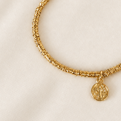 Pulsera de Mostacillas Bañadas en Oro 18k con Medalla de San Benito – 17 cm con extensión