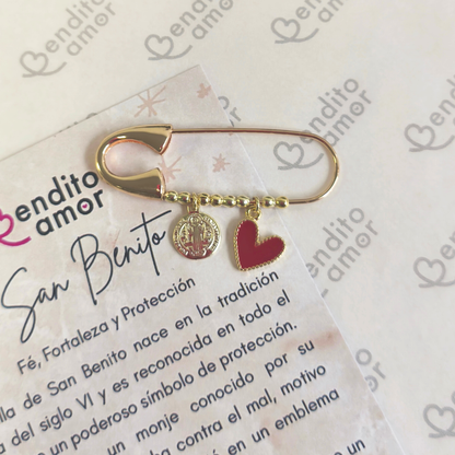 Prendedor protección oro San Benito y corazón rojo