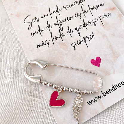 Prendedor Bañado en Plata con Corazón Magenta y Ala de Ángel – amor propio y la protección de tu ángel de la guarda