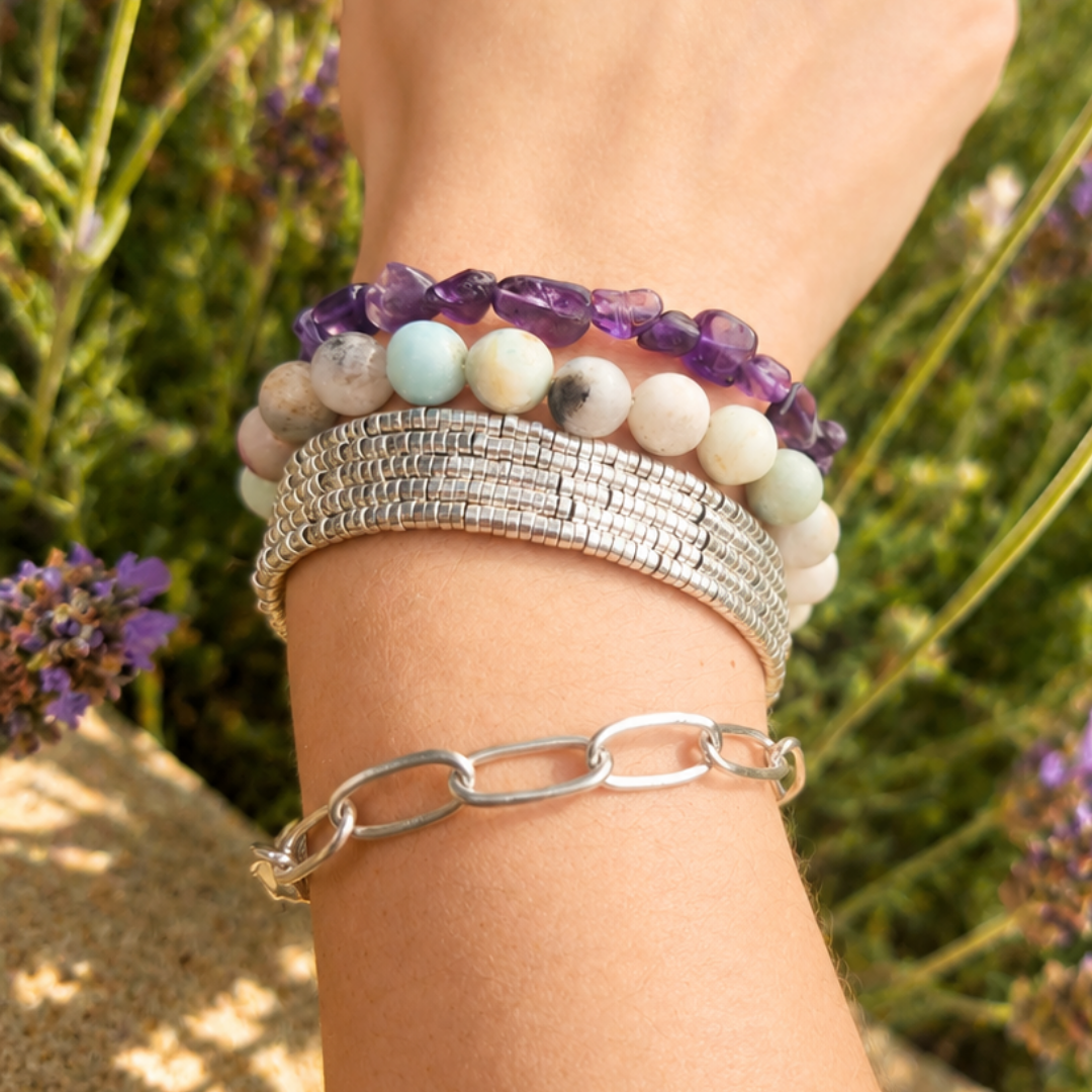 Pulsera elasticada de piedra amatista natural – protección y paz interior para el día a día