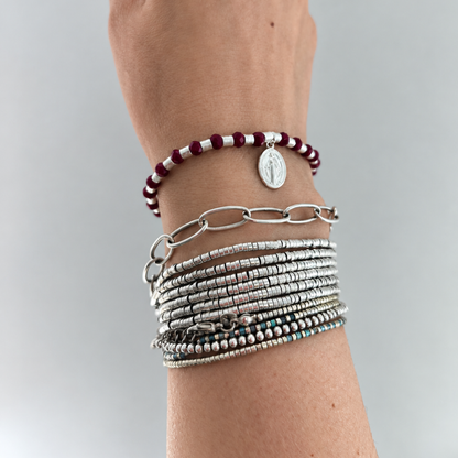 Pulsera Elasticada de Cristales Rojos y Mostacillas de Plata con Medalla Virgen Milagrosa