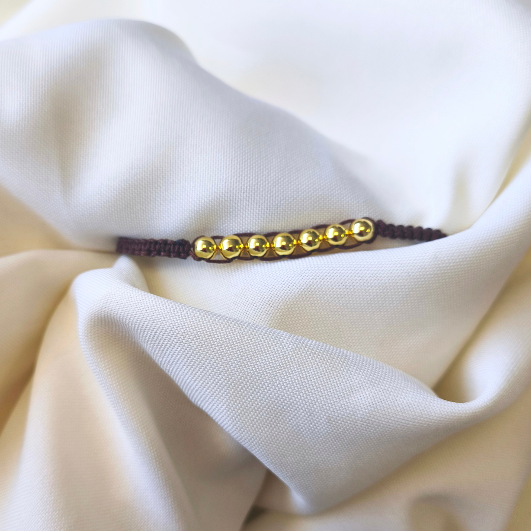 Pulsera macramé con balines bañados en oro