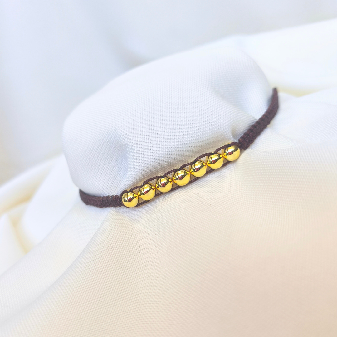 Pulsera macramé con balines bañados en oro