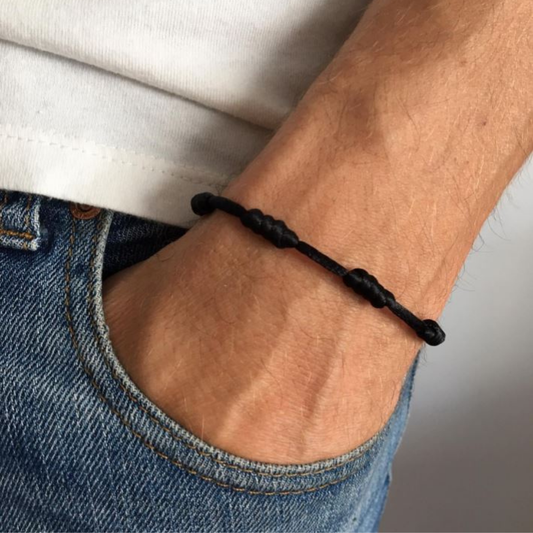 Pulsera de Hilo Negro Ajustable – 7 Nudos de Protección