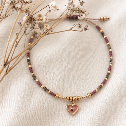 Pulsera Miyuki Ajustable en Tonos Tierra con Dije de Corazón Bañado en Oro – el amor que te sostiene todos los días