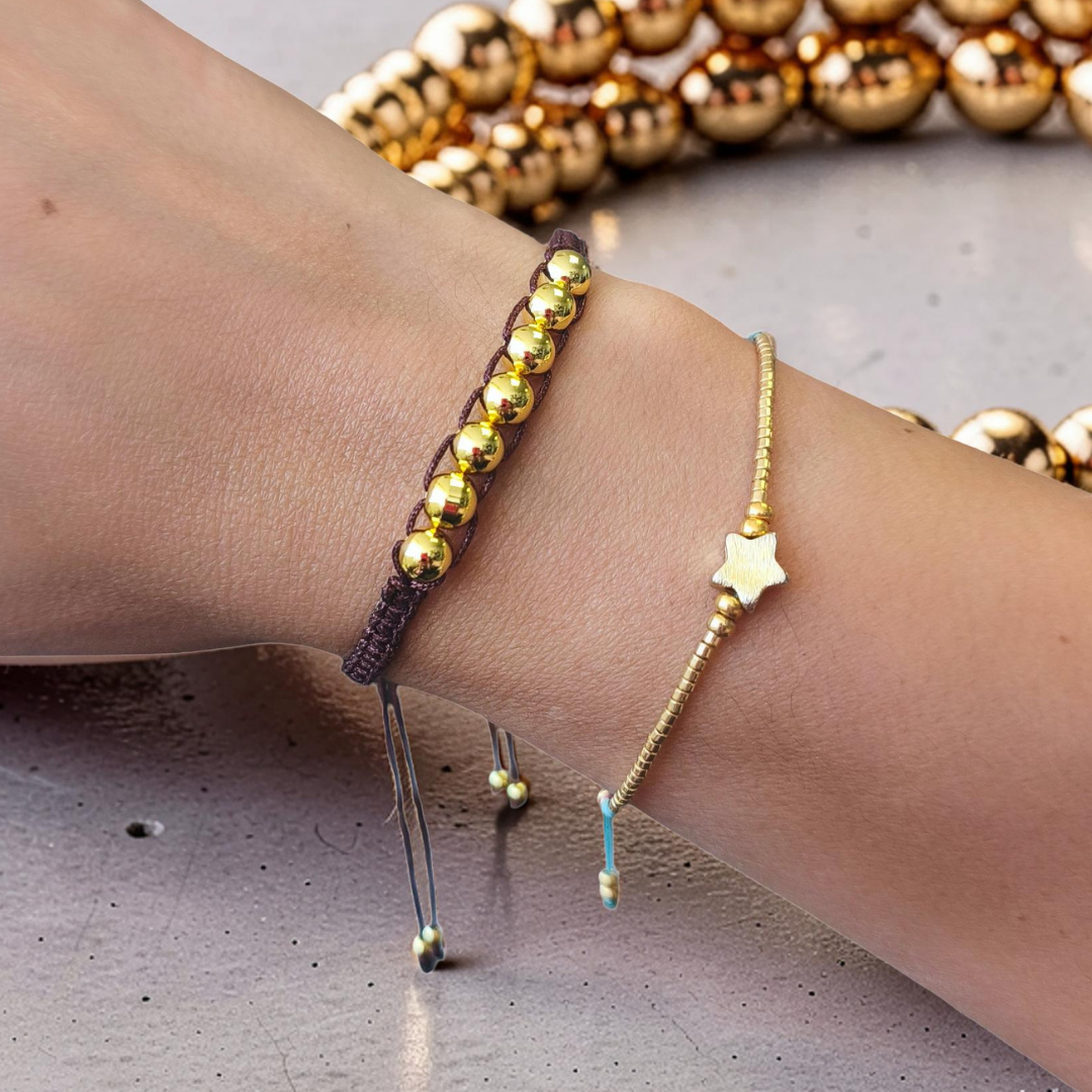Pulsera macramé con balines bañados en oro