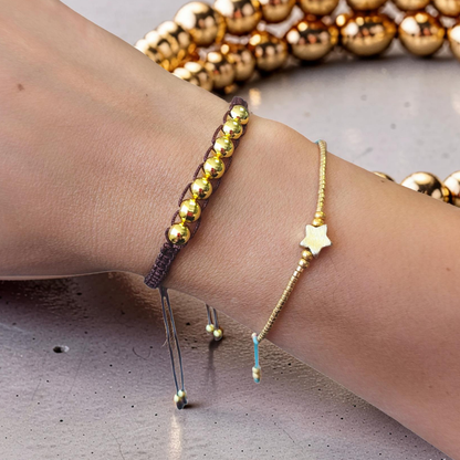 Pulsera macramé con balines bañados en oro