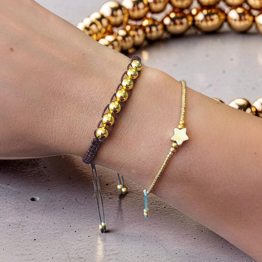 Pulsera macramé con balines bañados en oro