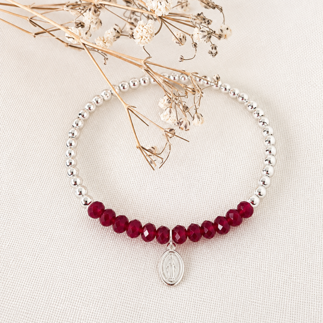 Pulsera Elasticada de Cristales Rojos con Medalla de la Virgen Milagrosa – protección y fuerza para cada día