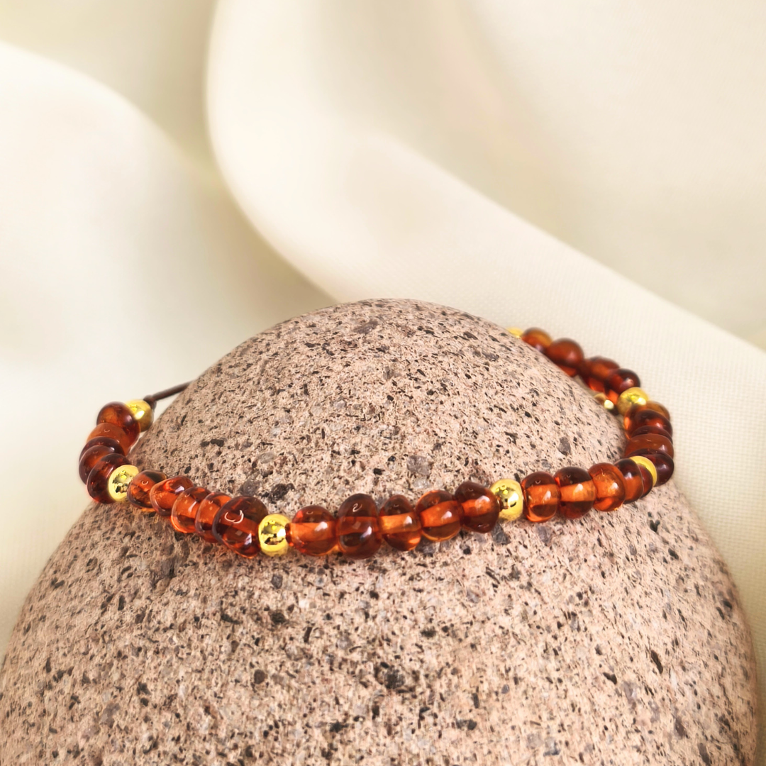 Pulsera de ámbar con balines bañados de oro
