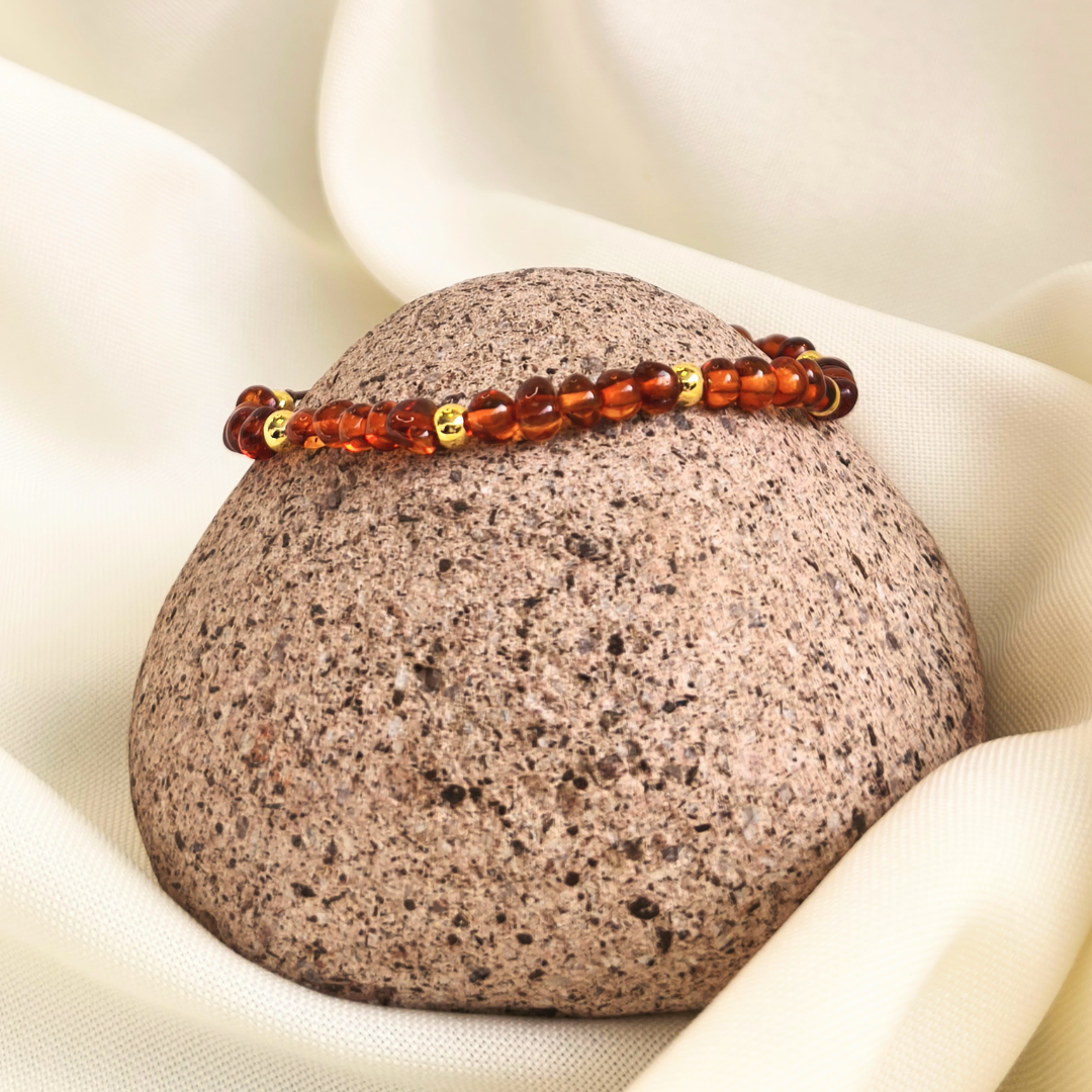 Pulsera de ámbar con balines bañados de oro