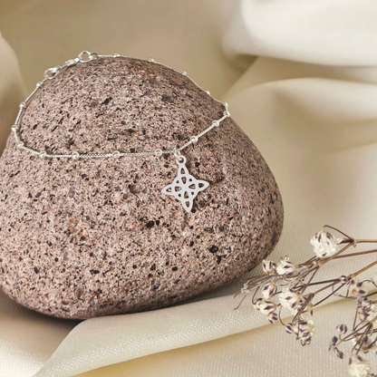 Pulsera de Plata Veneciana con Dije Nudo de Bruja – protección y buena energía para el día a día