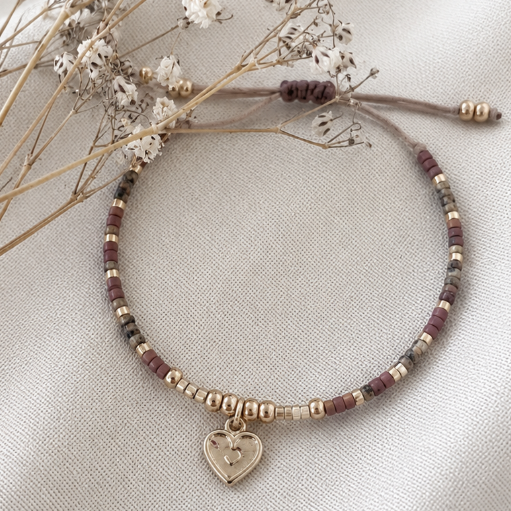 Pulsera Miyuki Ajustable en Tonos Tierra con Dije de Corazón Bañado en Oro – el amor que te sostiene todos los días