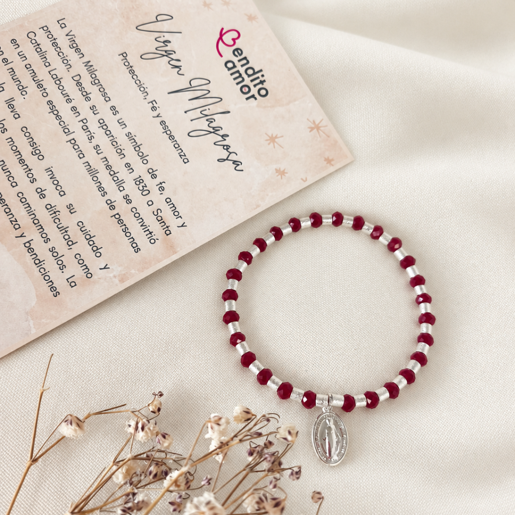 Pulsera Elasticada de Cristales Rojos y Mostacillas de Plata con Medalla Virgen Milagrosa