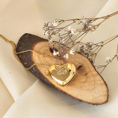 Relicario Corazón Laminado en Oro con Mariposa de Circones – incluye tu foto más preciada para siempre