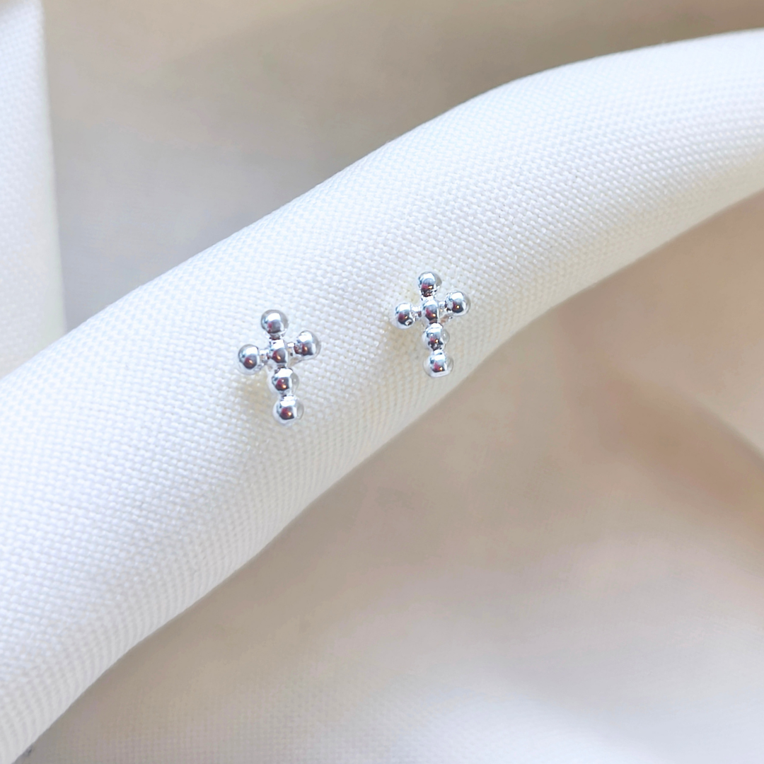 Aros Cruz de Bolitas en Plata 925 | Un símbolo de fe que te acompaña cada día ✨