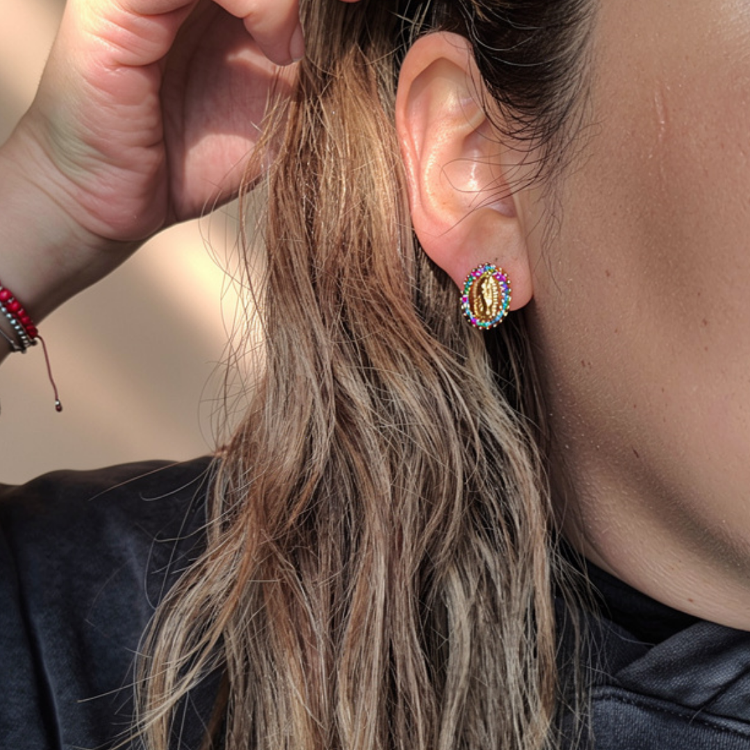 Aros Virgen María Bañados en Oro con Circones de Colores 9 mm