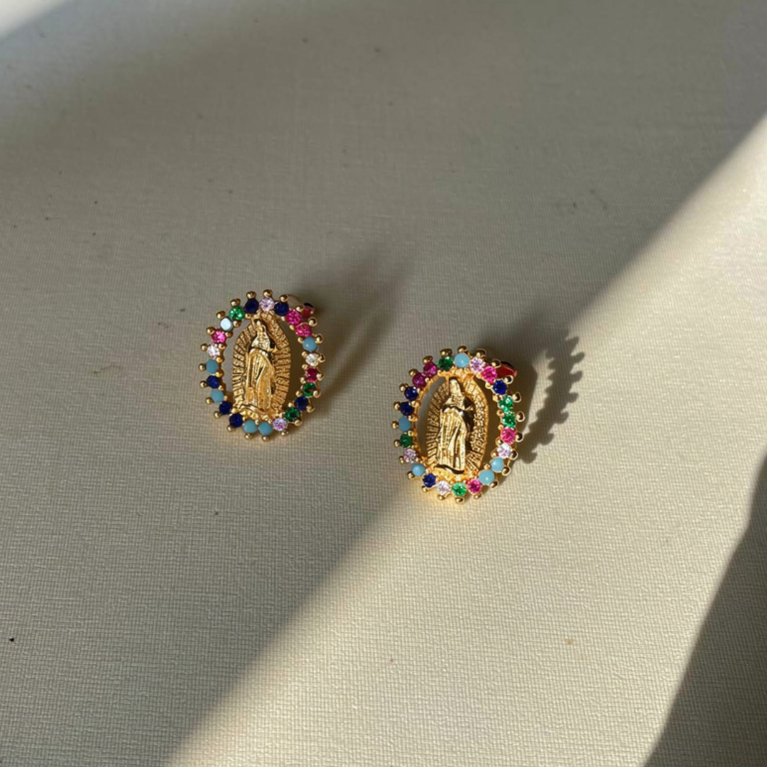 Aros Virgen María Bañados en Oro con Circones de Colores 9 mm