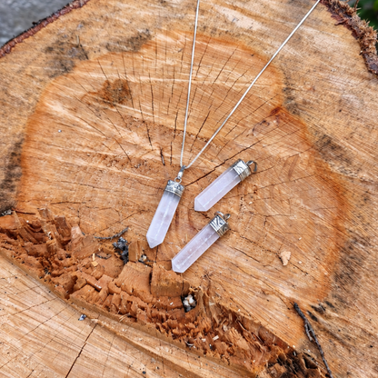 Collar Cadena de Plata con Cuarzo Blanco Natural – claridad e intención