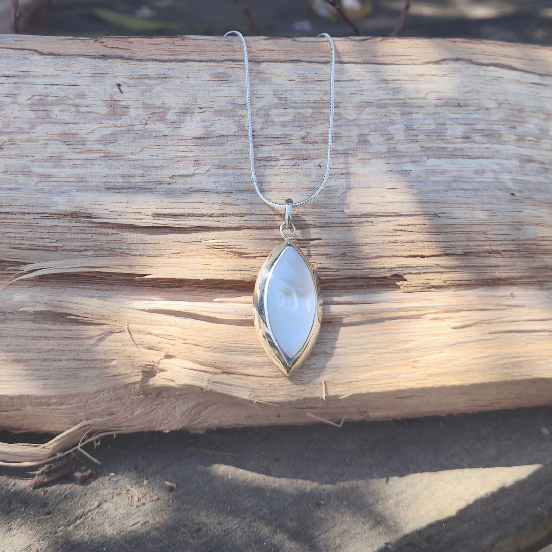 Cadena Medalla Cuarzo Blanco Brasilero en Plata 925 – Luz y Energía Pura