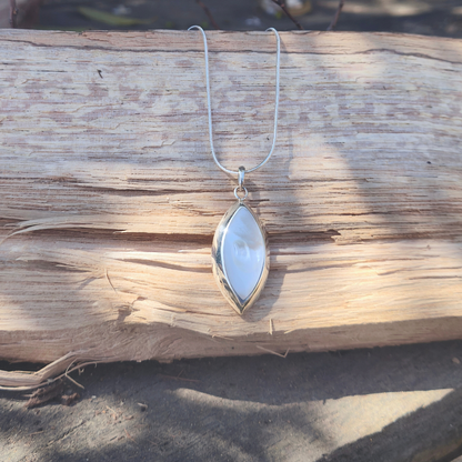 Cadena Medalla Cuarzo Blanco Brasilero en Plata 925 – Luz y Energía Pura