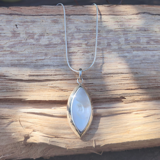 Cadena Medalla Cuarzo Blanco Brasilero en Plata 925 – Luz y Energía Pura