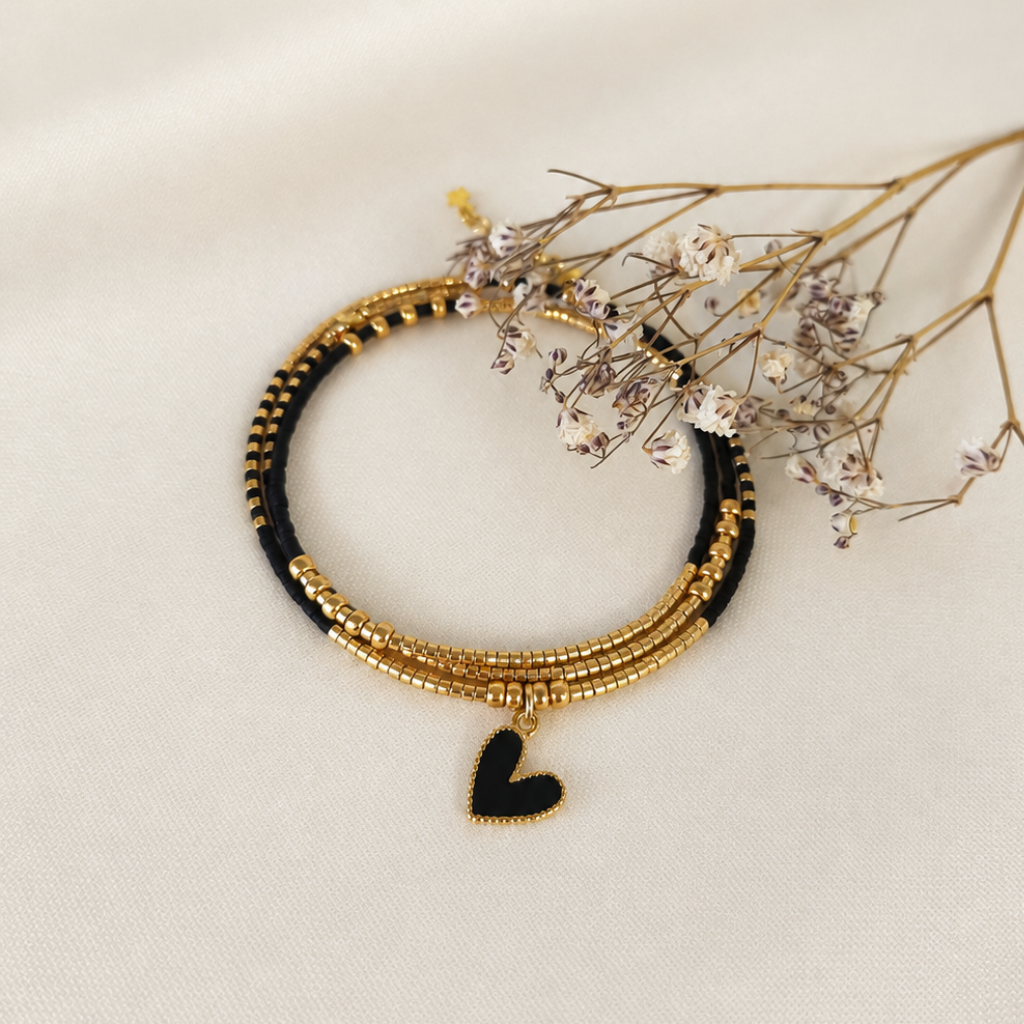 Maxi Pulsera Miyuki Negra y Dorada con Dije de Corazón – elegancia que se usa todos los días